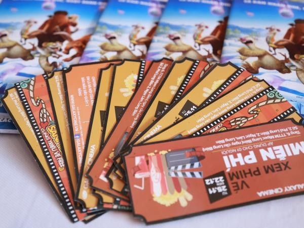 Hàng nghìn bạn trẻ Hà Nội nô nức đi xem phim miễn phí