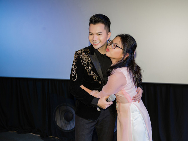 Phương Mỹ Chi diện áo dài đến chúc mừng nam ca sĩ Nam Cường