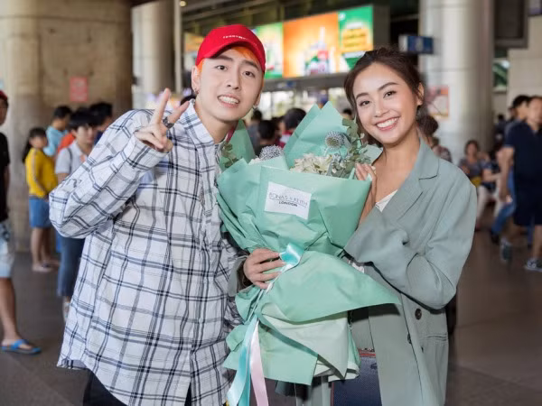 Sắp kết hợp trong dự án mới, rapper OSAD tận tình ra tận sân bay để đón sao nữ "Bad Genius"