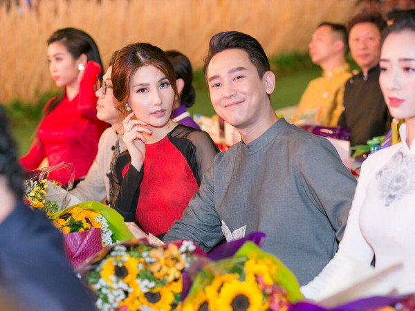 Diễm My 9x khoe sắc trong tà áo dài thướt tha, e thẹn sánh đôi cùng "soái ca" Hứa Vĩ Văn