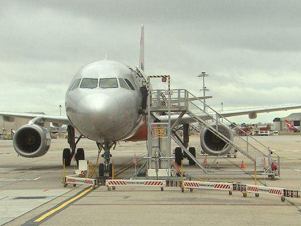 Úc: Đến muộn cả tiếng đồng hồ, hành khách lao ra đường băng, giật cửa máy bay đòi lên