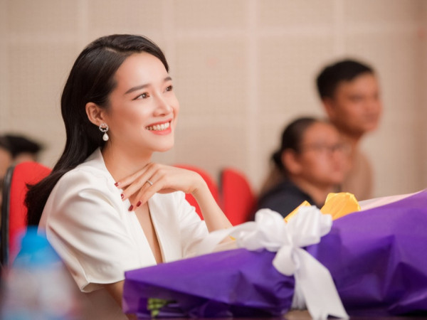 Nhã Phương dịu dàng trong bộ váy trắng, giản dị giao lưu cùng sinh viên sân khấu