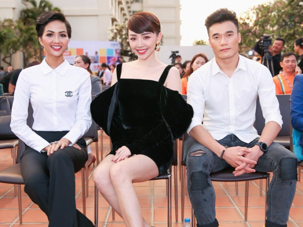 Tóc Tiên xinh đẹp, hội ngộ thủ môn Bùi Tiến Dũng và Hoa hậu H'Hen Niê tại sự kiện