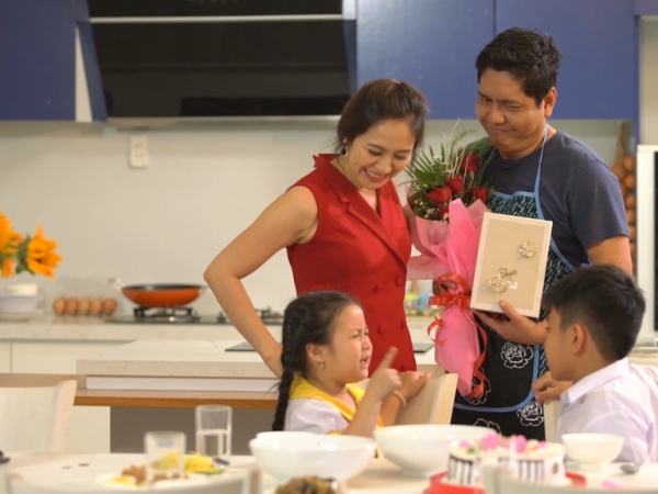 Đức Thịnh ở nhà lo việc gia đình để Thanh Thúy đi làm trong "Gia đình lắm chiêu"