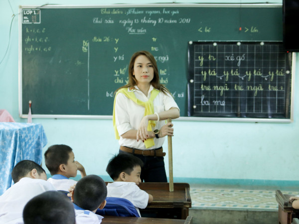 Mỹ Tâm bỗng trở thành cô giáo bất đắc dĩ trong chuyến từ thiện tại Quảng Nam
