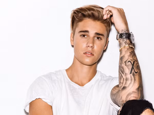 Justin Bieber vô tình tông xe trúng vào paparazzi và cái kết hoàn toàn bất ngờ