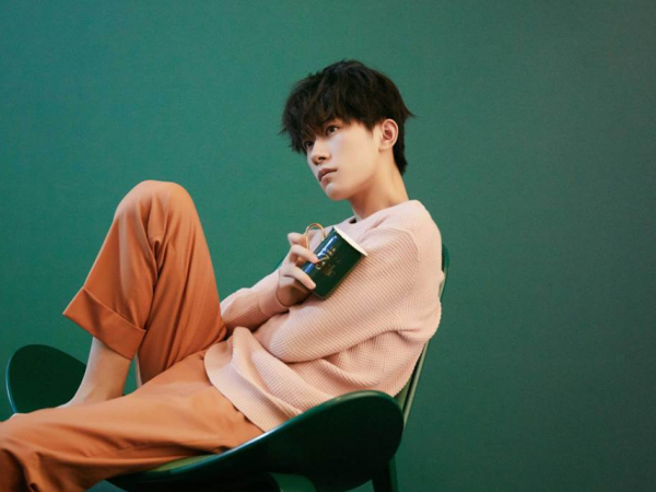 Bìa album của Dịch Dương Thiên Tỉ bị tố sao chép nhưng thái độ của fan lại được khen ngợi