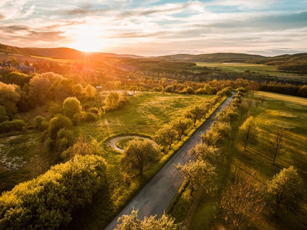 Vấn đề là bạn chọn nhìn vào hoàng hôn rực rỡ, hay đám mây tăm tối?