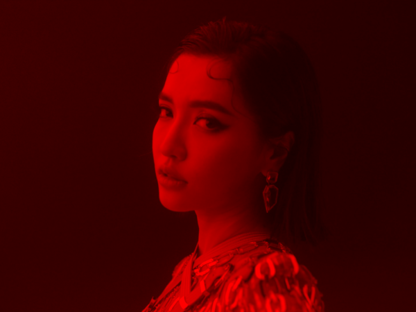 Bích Phương "đánh úp" fan ngay mùng 1 Tết bằng teaser bí ẩn