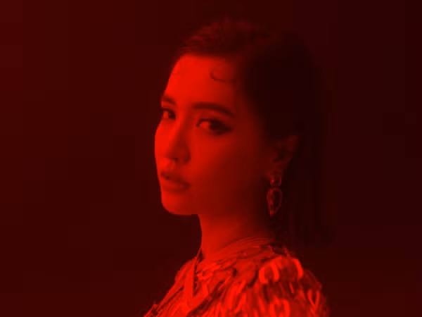 Bích Phương "đánh úp" fan ngay mùng 1 Tết bằng teaser bí ẩn