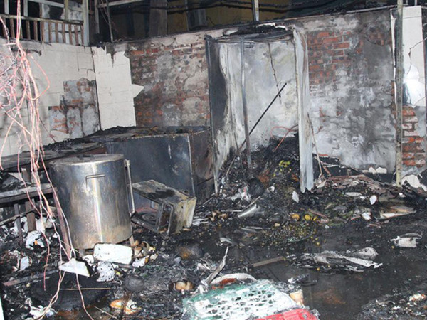 Hà Nội: 2 cửa hàng trên phố Chùa Láng bốc cháy dữ dội