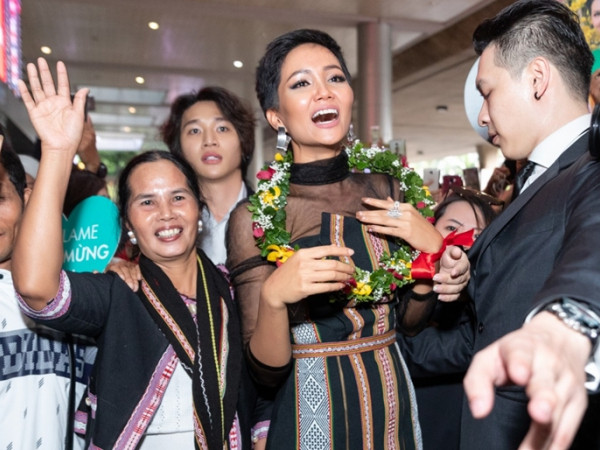 Hoa hậu H’Hen Niê dành 600 triệu tiền thưởng “nóng” làm từ thiện sau khi trở về từ Miss Universe