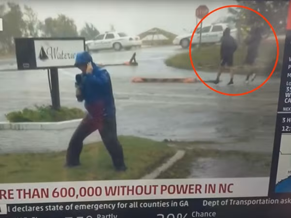 Ra vẻ gió thổi đến không đứng vững khi đưa tin bão, phóng viên bị tố "diễn hơi sâu"