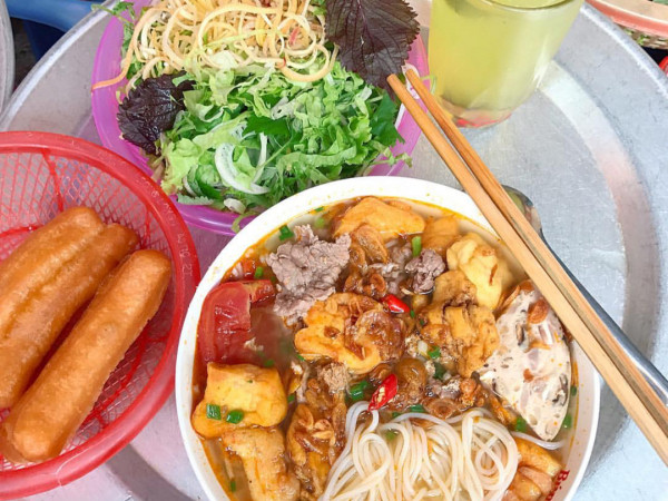 Trưa nay "măm" gì: Bún riêu cua sườn sụn đầy ú ụ phố Nguyễn Siêu 