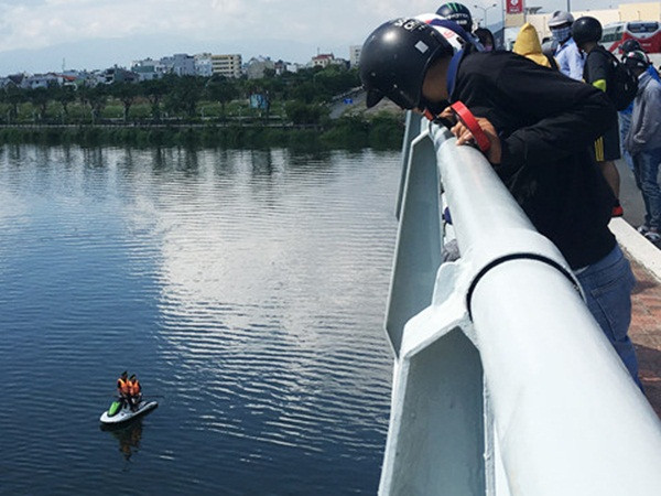 9X nhảy cầu sau khi nói chuyện điện thoại với bạn gái