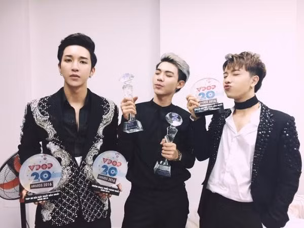 "Tân binh quái vật" Erik và MONSTAR bội thu trong mùa lễ trao giải
