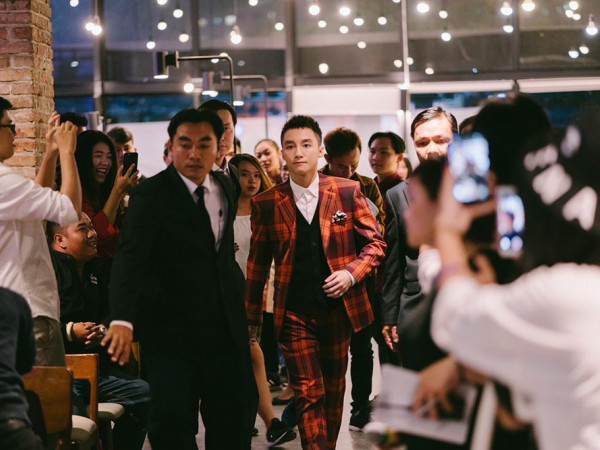 Sơn Tùng M-TP xuất hiện trong vòng vây người hâm mộ với hình tượng đầy nam tính