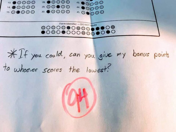 Lời nhắn bất ngờ của nam sinh ở cuối bài thi khiến tất cả đều ngỡ ngàng