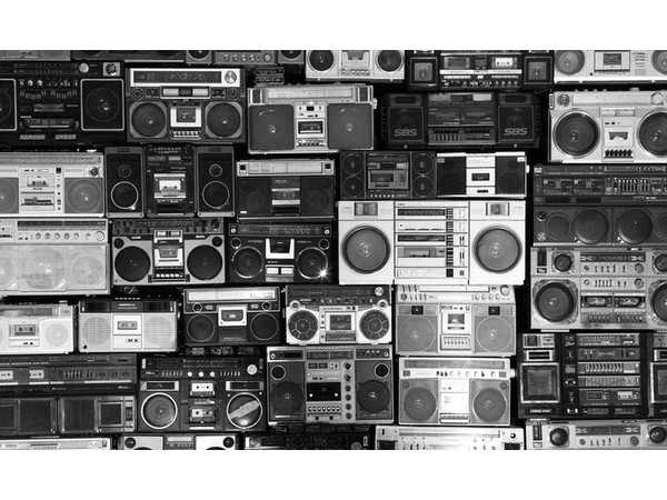 Những mốc thời gian hạnh phúc: Chiếc đài gãy ăng-ten của ông