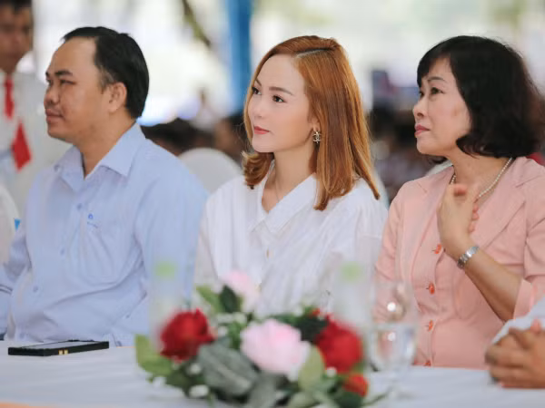 Minh Hằng rạng rỡ trao quà cho các em học sinh nghèo vượt khó