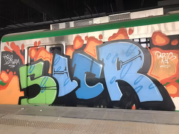 Một đoàn tàu thuộc tuyến đường sắt trên cao Cát Linh - Hà Đông bị vẽ phun sơn graffiti