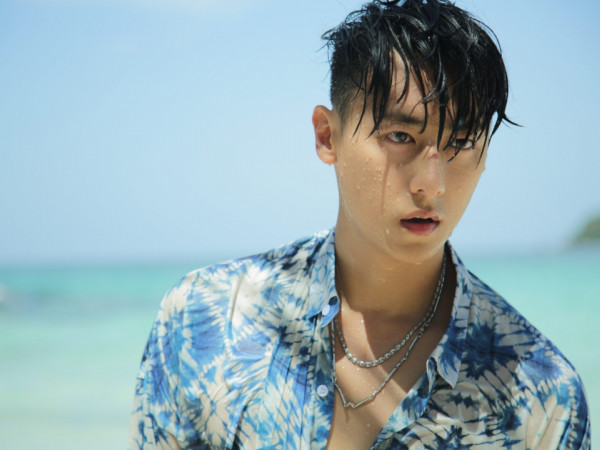 Rocker Nguyễn tung bộ ảnh mừng MV “Dù chỉ là mộng mơ” đứng nhất bảng xếp hạng