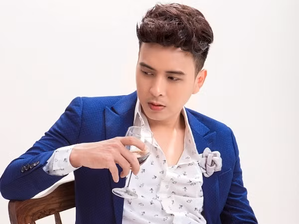 Ra mắt hồi ký "Đổi thay", Hồ Quang Hiếu hé lộ nhiều góc khuất trong quá khứ chưa từng kể