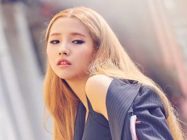 Điều kinh khủng này đã xảy ra với trưởng nhóm Soyeon (G)I-DLE khi quay MV "Senorita"