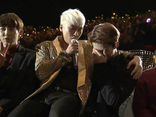 Seungri - Sehun lại vừa có hành động tình thương mến thương khiến fan phát hờn