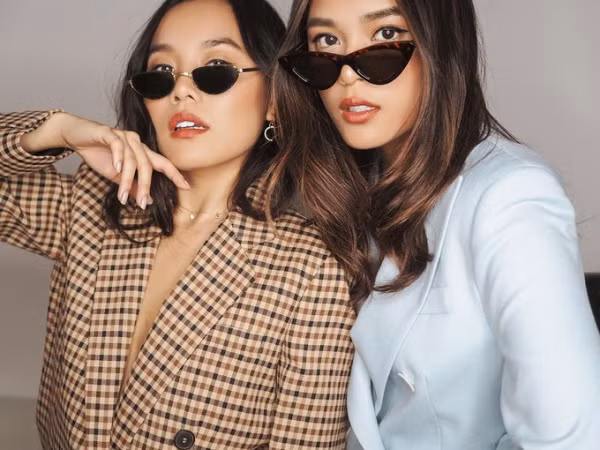 Cặp chị em "rich kid" Việt sành điệu thường xuyên bị nhầm là gái Tây
