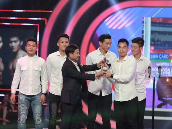 Lên nhận giải thưởng, Đức Huy và Mạnh "gắt" vẫn khiến dân mạng cười bò vì quá "mặn"