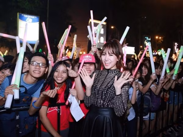 Hari Won cháy hết mình trong đêm nhạc do ca sĩ Đăng Khôi thực hiện