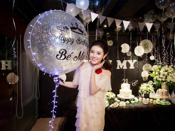 Ngỡ ngàng với nhan sắc tuổi 21 đẹp như nàng thơ của Á hậu Huyền My