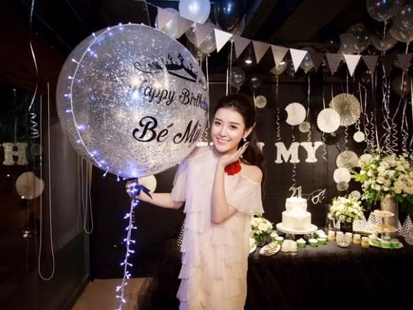 Ngỡ ngàng với nhan sắc tuổi 21 đẹp như nàng thơ của Á hậu Huyền My