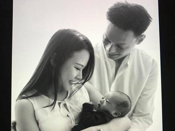 Hot Youtuber Nhật Anh Trắng cười "toe toét" đón con đầu lòng