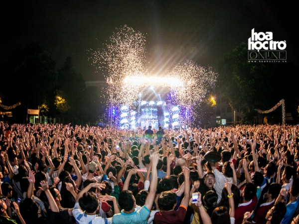 Hà Nội: "Phát hờn" vì trường-nhà-người-ta quẩy EDM tưng bừng chào năm học mới