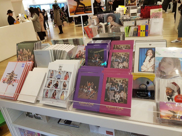 Có lẽ nào SM Ent khó khăn đến độ phải bày bán album của idol nhà khác?