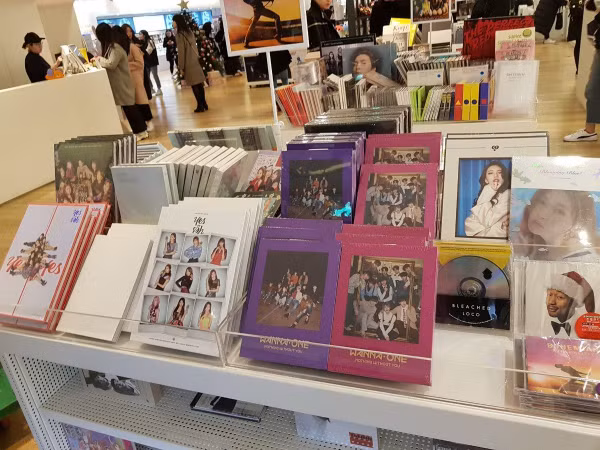 Có lẽ nào SM Ent khó khăn đến độ phải bày bán album của idol nhà khác?