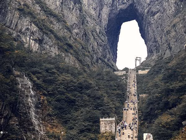 Trung Quốc: Ngồi cáp treo dài 7,5km, leo tiếp 999 bậc thang mới tới cổng trời