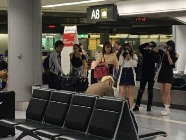 Nhìn những cảnh “1 người ngồi 10 người vây quanh” này, ai cũng thấy thương cho idol 