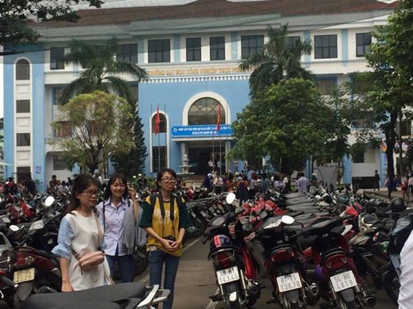 ĐH Công nghiệp thực phẩm TP.HCM: Sinh viên phải mặc đồng phục suốt tuần, cấm cạo trọc đầu