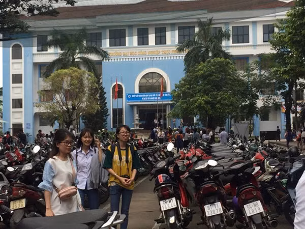 ĐH Công nghiệp thực phẩm TP.HCM: Sinh viên phải mặc đồng phục suốt tuần, cấm cạo trọc đầu