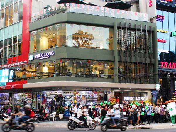 Tranh cãi xung quanh việc quản lý Phúc Long lên tiếng về khách ngồi 11 tiếng vẫn đòi wifi free