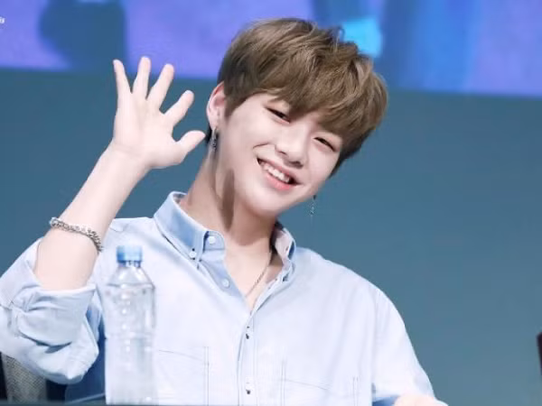 Chiều mẹ hết mức thế này, Kang Daniel (Wanna One) đúng chuẩn con trai nhà người ta rồi!