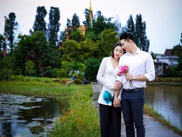 HHĐD Thu Thảo bất ngờ được "bạn trai tin đồn" tặng hoa súng