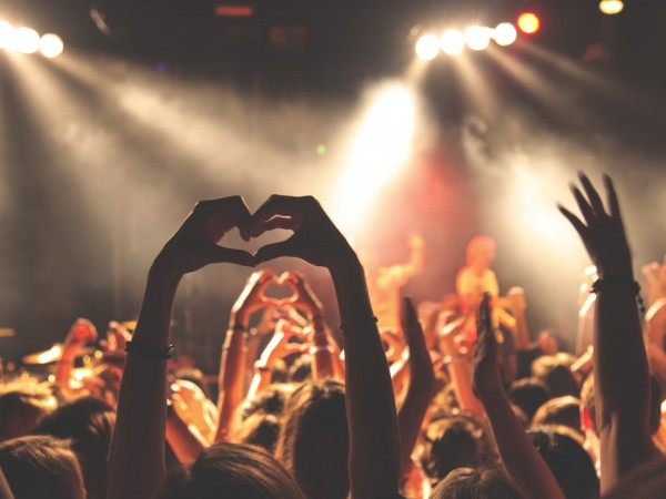 Vì sao các fan sẵn sàng chi một khoản tiền lớn để gặp thần tượng tại concert?