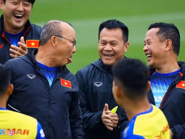 Trợ lý ngôn ngữ Lê Huy Khoa tạm nghỉ, HLV Park có phiên dịch mới