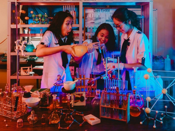 Lưu giữ “kho báu” thanh xuân cùng lưu bút ngọt ngào và kỷ yếu công nghệ 
