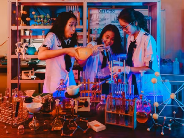 Lưu giữ “kho báu” thanh xuân cùng lưu bút ngọt ngào và kỷ yếu công nghệ 