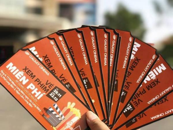 Teen Hà Nội rủ nhau đi xem phim miễn phí, quẩy tung hội chợ nhà Hoa